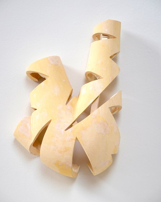 Gele cut-out, 2010, epoxy, hout, 47x27x23 cm © Robin Vermeersch