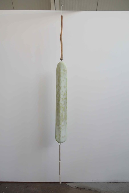 Hang in there #3, 2020, Brons, epoxy, ceramic, polyester, 250x12x12 cm © Robin Vermeersch