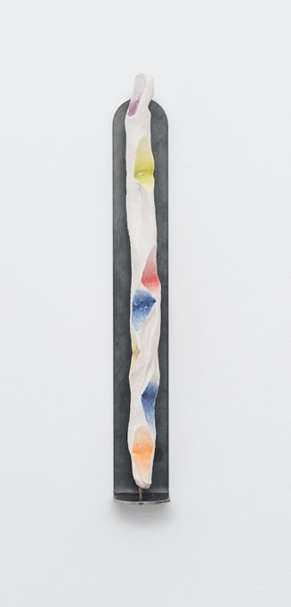 Jingdezhen, 2023, porcelein en metaal, 36x5x5 cm © Robin Vermeersch