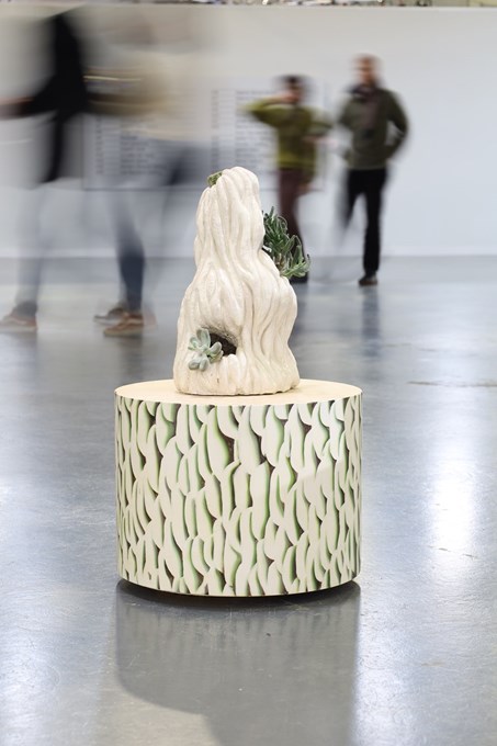 Odelay (multiple), 2022, ceramic, plant, 40x40x60 cm  © Robin Vermeersch