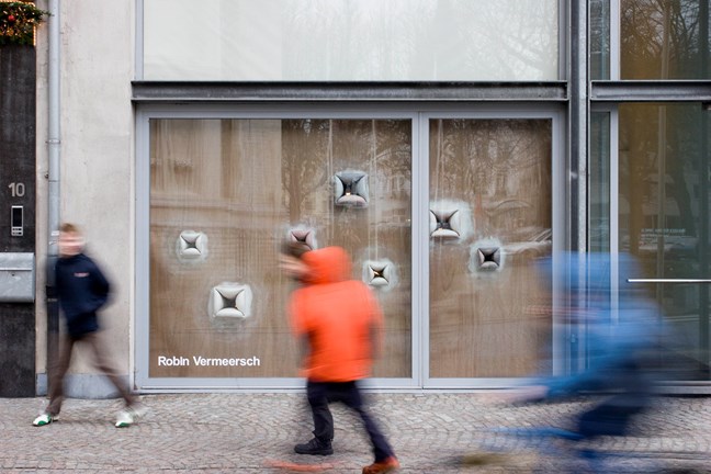 Installatiezicht vitrine, Mechelen, 2006, hout, epoxy, spuitlak, gips, 30x330x240cm © Robin Vermeersch